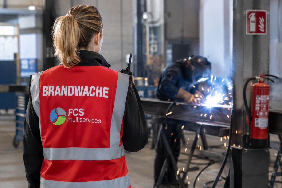 Brandwache überwacht Schweißarbeiten in einem Gebäude in Leverkusen