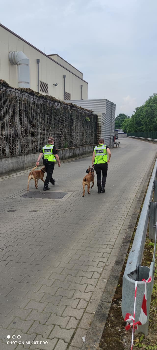 Hundeführer mit Schutzhund beim Streifendienst