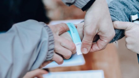 Ticketkontrolle am Eingang einer Veranstaltung